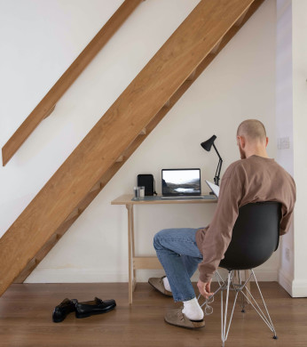 Arbeit von zu Hause aus. Die Wirbelsäule leidet