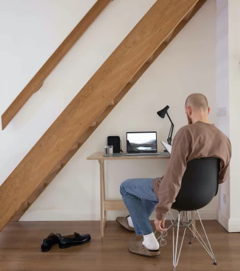Travailler à la maison. La colonne vertébrale souffre