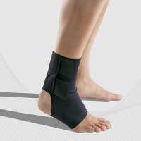 Medizinischer elastischer Neopren-Verband (Orthese) zur Fixierung des Fußgelenks, mit Klebestreifen.