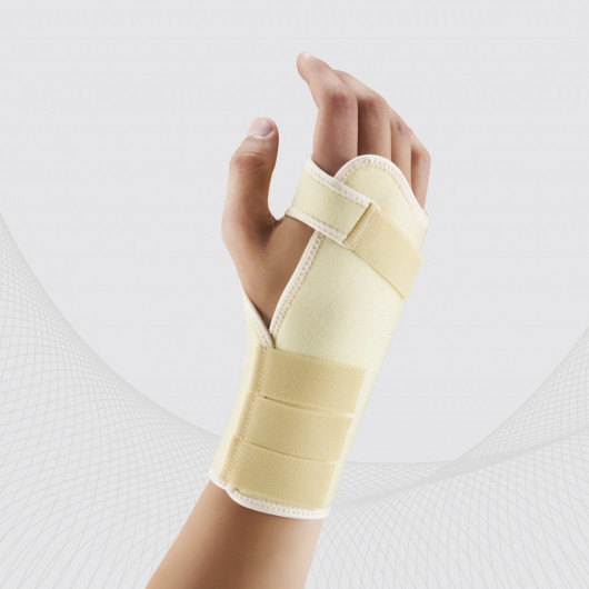 Elastic medical wrist joint bandage with a removable metallic