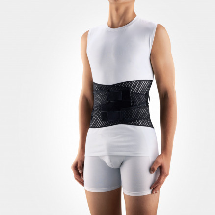 Lumbalfixering av medicinskt elastiskt ländrygg, korsetterat från andningsbart och hållbart material med styva inmatningar och band för reglering av kompressionen. LUFT