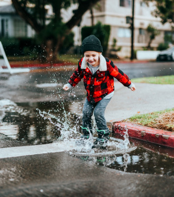 El niño ha rociado un tobillo. Debe tratarse sin prisa